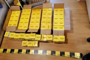 Zeci de mii de măşti şi mănuşi, precum şi o tonă de dezinfectanţi au fost confiscate de poliţişti. Acestea urmau să fie revândute la suprapreţ