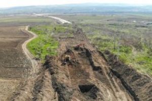 VIDEO| Pe autostrada A10 Sebeş-Turda, lotul 1, CNAIR a început degajarea fostei gropi de gunoi a oraşului Alba Iulia care bloca lucrările
