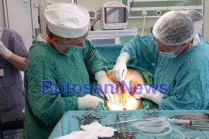 FOTO! Tumoră de 26 de kilograme scoasă din abdomenul unei botoşănence. Medic: Nu am mai văzut aşa ceva până acum