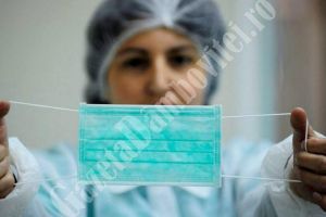 DÂMBOVIŢA Covid-19: Medicii de familie vor să-şi confecţioneze singuri măşti din tifon, numai că nici acesta nu se mai găseşte