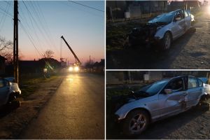 FOTO/VIDEO. Accident în Botiz. Un BMW a rupt un stâlp şi s-a oprit într-un gard