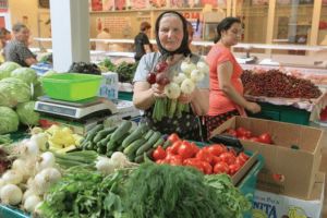 IMAGINI ȘOCANTE. Un client s-a filmat în timp ce scuipă pe legume aflate la vanzare