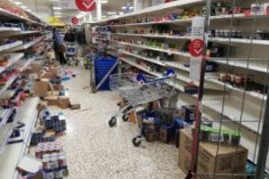 VIDEO Nebunia i-a cuprins şi pe britanici: Au luat cu ASALT supermarketurile, de teama noului coronavirus