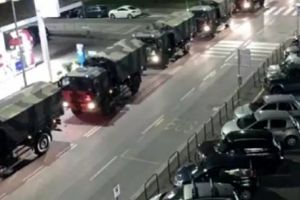 Imagini terifiante cu camioanele morţii care transportă cadavre ale victimelor coronavirusului! VIDEO