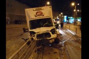 FOTO Accident! O maşină a făcut prăpăd într-o staţie de tramvai din Botoşani