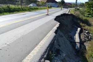 Consiliul Judeţean repară în regim de urgenţă DJ 104L, afectat de alunecările de teren