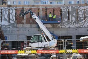 Muncitorii au început să dezafecteze mozaicul 