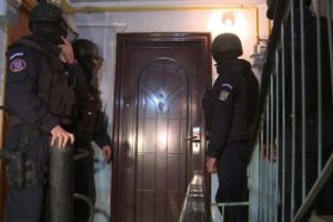 PERCHEZIȚIE a BCCO Alba Iulia la un bărbat din Bucureşti, suspectat că a ȘANTAJAT o minoră cu poze indecente
