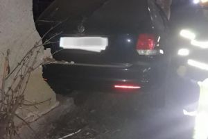 Judetul Brasov. Un autoturism a intrat intr-o casa. Trei victime in stare grava, dintre care una a murit 