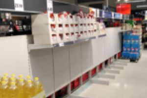 Panica provocată de coronavirus goleşte rafturile supermarketurilor