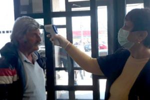 PACIENŢI ÎNTÂMPINAŢI CU TERMOMETRUL DIGITAL LA CLINICĂ