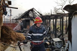 Incendiu extins la două gospodării la Adâncata. ...