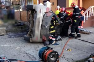 Un tânăr de 17 ani şi-a pierdut viaţa după ce maşina condusă de alt tânăr a intrat ...