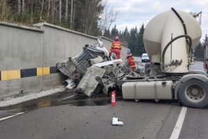 Un autotren s-a zdrobit de un parapet, pe Mestecăniş