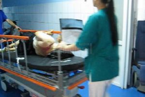 O bătrână a suferit arsuri după ce a căzut încercând să stingă incendiul de vegetaţie ...