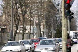 Violenţă în trafic, la semafor. Un tânăr de 19 ani a jignit şi lovit cu pumnul o conducătoare auto de 50 de ani