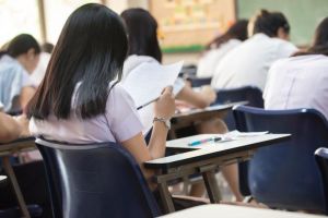 Sute de elevi sibieni învaţă online pentru BAC şi Capacitate – Câteva şcoli fac pregătire pentru examene pe platforme digitale