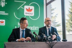Navetiştii în interes de serviciu între România şi Ungaria şi investiţiile guvernului maghiar, discutate de Kelemen Hunor şi ministrul afacerilor externe şi al comerţului exterior din Ungaria, la Cluj