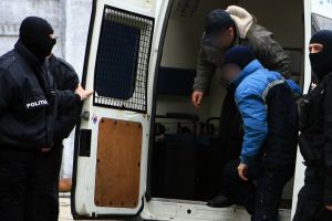 Tăşnădeni reţinuţi 24 de ore! Au dat lovitură după lovitură