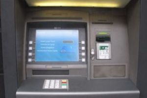 Trei bărbaţi bănuiţi de mai multe furturi din bancomate – prinşi după ce au distrus un bancomat în Covasna