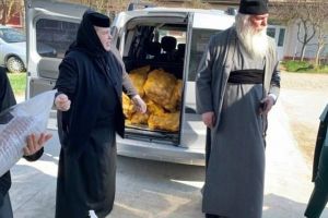 Mitropolitul Banatului şi măicuţele de la Centrul Eparhial au dus alimente pacienţilor de la Spitalul de Psihiatrie Jebel