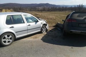 FOTO Accident la Roşia – Șoferiţă de 19 ani dusă la spital