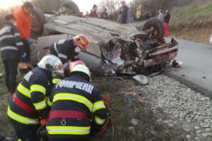 UPDATE FOTO| ACCIDENT rutier pe DN1, la Gârbova de Jos: O maşină răsturnată şi o persoană încarcerată. Trafic îngreunat