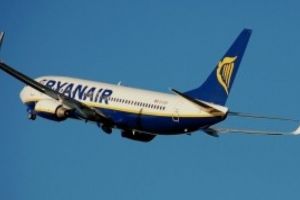 Decizie DRASTICĂ la Ryanair: Salariile angajaţilor, TĂIATE cu 50%
