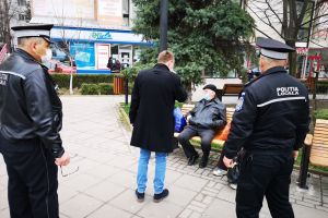 FOTO Bătrânii care au ieşit la plimbare pe străzile din Botoşani, trimişi acasă de poliţiştii locali şi reprezentanţii Primăriei