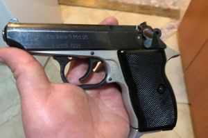 Un poliţist s-a împuşcat mortal, în cap, cu arma din dotare. Avea doar 39 de ani
