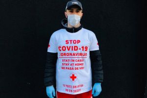 Cu măşti de protecţie şi mănuşi, pe bicicletă prin Suceava, pentru a-i trimite pe cei de ...