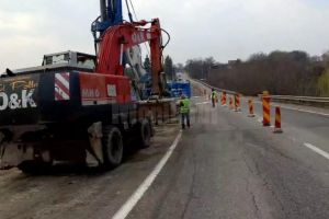 Au fost reluate lucrările în zona cu alunecări de pe DN 17, la Ilişeşti