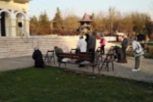 Coronavirusul scoate slujbele preoţilor în faţa bisericilor