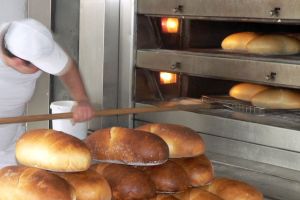 Un producător de pâine din judeţul Sibiu reduce preţurile – „Venim în sprijinul oamenilor”