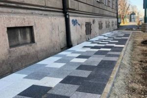 Robu susţine că trotuarul-şotron de la Dicasterial era doar de formă şi îl va schimba. Lucrările sunt în continuare oprite