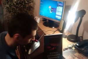 Lupta incredibilă a unui bărbat cu handicap sever din naştere, din Botoşani, care scrie cu nasul. Ce lucru unic vrea să realizeze