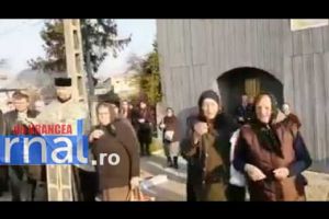 VIDEO: Cum combate biserica răspândirea coronavirusului? Prin procesiuni religioase la care participă zeci de credincioşi