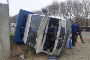 FOTO Accident la ieşirea din Victoria. O camionetă s-a răsturnat după ciocnirea cu un BMW