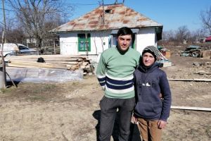 Tânărul din Botoşani care se speteşte muncind, ca să-şi întreţină fraţii şi bunica paralizată. „Cum să-i las? Doamne fereşte!“