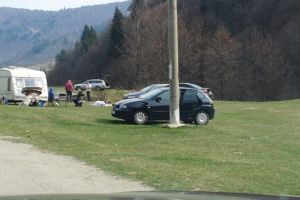VIDEO FOTO: Sibienii au ieşit la iarbă verde şi grătare la Curmătura Ștezii în plină pandemie de coronavirus