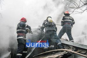 ACUM: Două anexe şi acoperişul unei case din Gura Caliţei cuprinse de flăcări