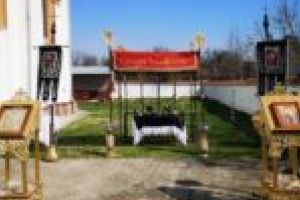 Starea de urgenţă nu opreşte credinţa! Sfânta Liturgie oficiată în cerc restrâns la Moldova Veche