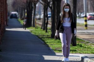 Măsuri anti-coronavirus: Grupurile mai mari de 3 persoane sunt interzise pe străzi, iar pe timpul nopţii românii nu mai au voie să iasă din case. Se închid frontierele, dar şi mall-urile