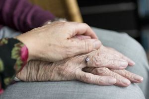 Autorităţile locale au obligaţia să identifice şi să ţină evidenţa persoanelor peste 65 de ani fără ajutor (Ordonanţă militară)