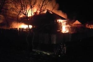 VIDEO Incendiu puternic! O locuinţă din Botoşani a ars ca o torţă, duminică dimineaţă
