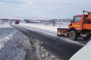 Ninsoare surprinzătoare! Zeci de utilaje de deszăpezire au ieşit din nou pe drumurile din Botoşani