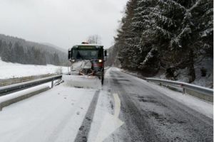 In judetul Suceava ninge. Utilaje in actiune pe toate sectoarele de drumuri nationale (galerie foto + video)  