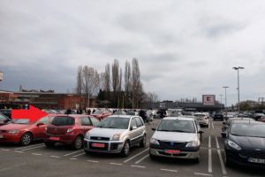Cozi interminabile la supermarketurile din Ploiesti. La Kaufland Sud, oamenii asteapta cu orele