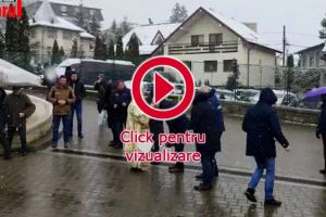 La 90 de ani, Înaltul Pimen a ţinut slujba afară şi i-a miruit pe toţi credincioşii