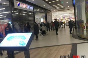 FOTO. Cozi la supermaketurile din Satu Mare. Aprovizionări înainte de restricţiile de circulaţie